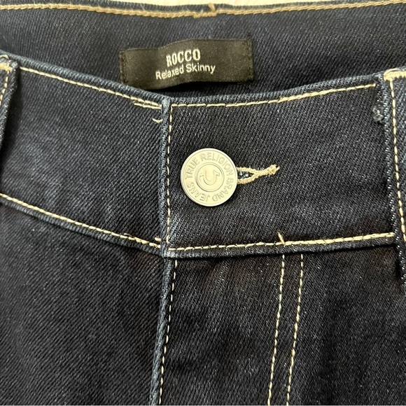 True Religion Jeans Mens Rocco Relaxed Skinny Dark Rinse Size W33 X L32 NWT - Picture 4 of 9